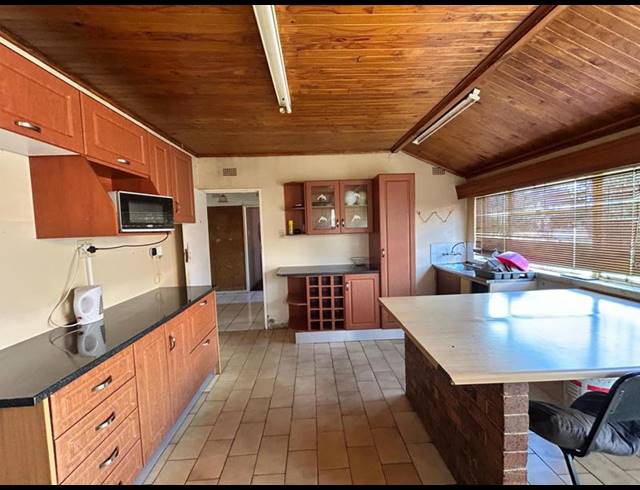 7 BEDROOM HOUSE FOR SALE IN SOPHIATOWN